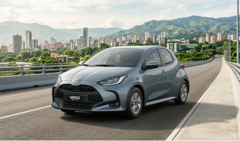 Por qué el nuevo Toyota Yaris HEV 2027 es el carro híbrido perfecto para recorrer Medellín